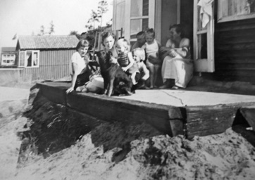 VED STRANDEN 4 - LYSTRUP STRAND, 1956 - Else og hendes familie.jpg